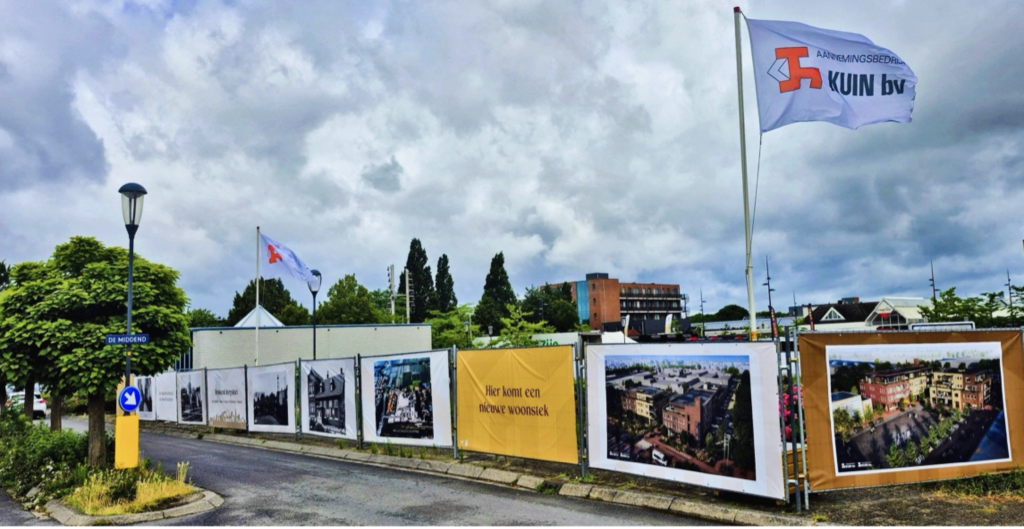 Bouwdoeken aan het Streekplein in Bovenkarspel vertellen het verhaal van verleden en toekomst.