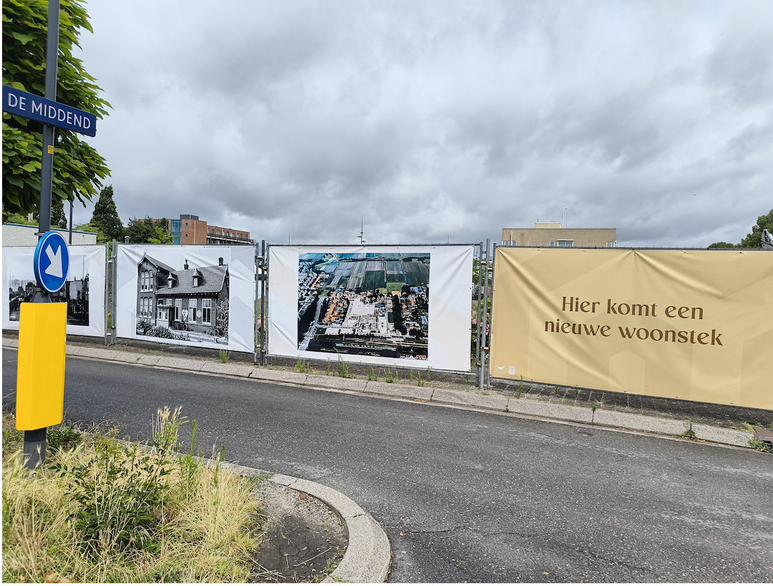 Bouwdoeken aan het Streekplein in Bovenkarspel.